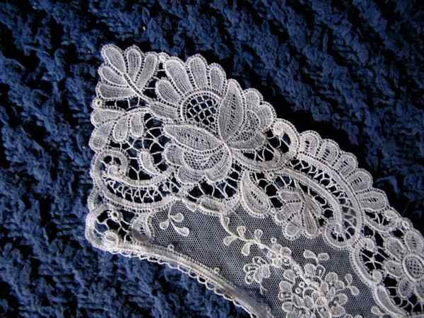 close up 2 vintage antique Limerick lace collar