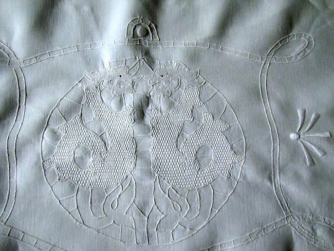 figural embroidery on vintage table runner dresser scarf close up