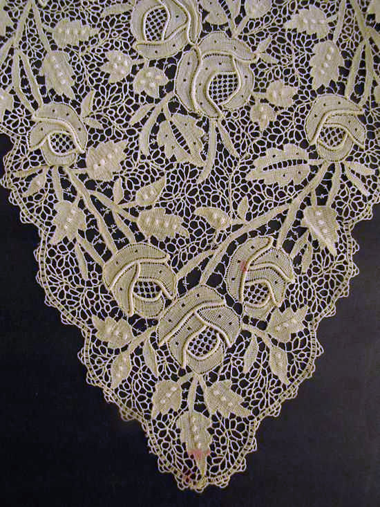 close up 2 vintage antique victorian lace collar