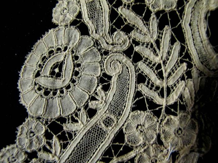 close-up 4 antique handmade Belgian lace collar