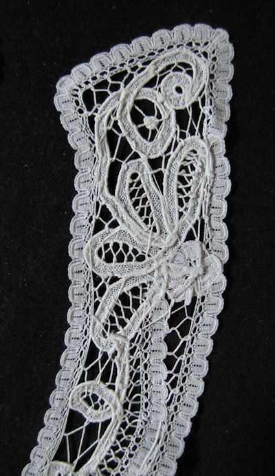 close-up 2 antique Brussels lace collar