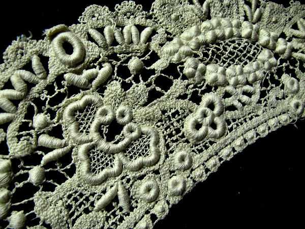close up 2 vintage antique Victorian handmade lace collar