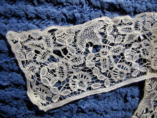 close up 2 vintage antique Victorian handmade bobbin lace collar