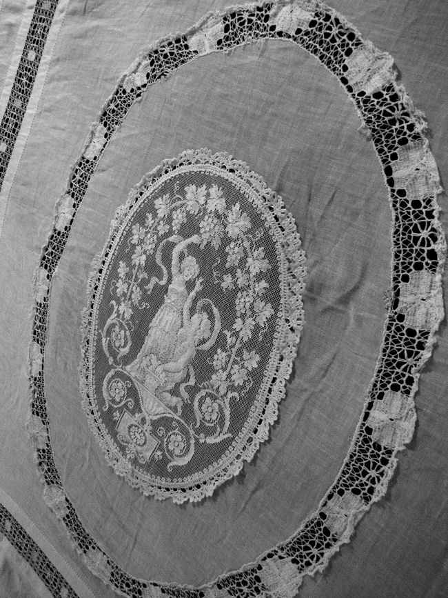 antique bedspread coverlet figural lace medallion 2