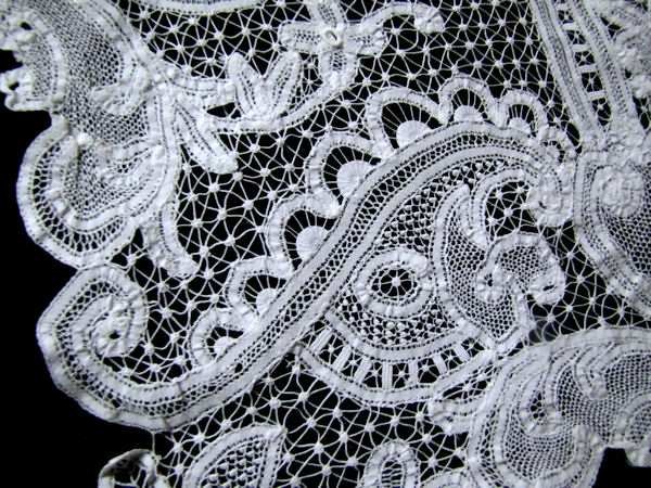 close up 2 lace on handmade antique table topper
