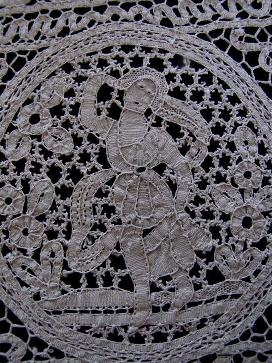 close up 1 figural cantu lace placemats