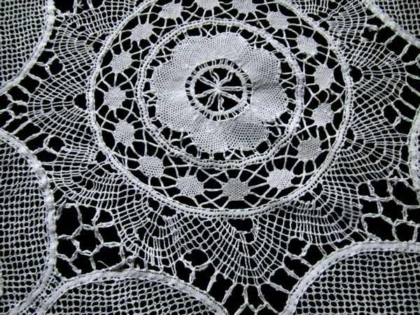 close up 5  vintage antique handmade bobbin lace tablecloth