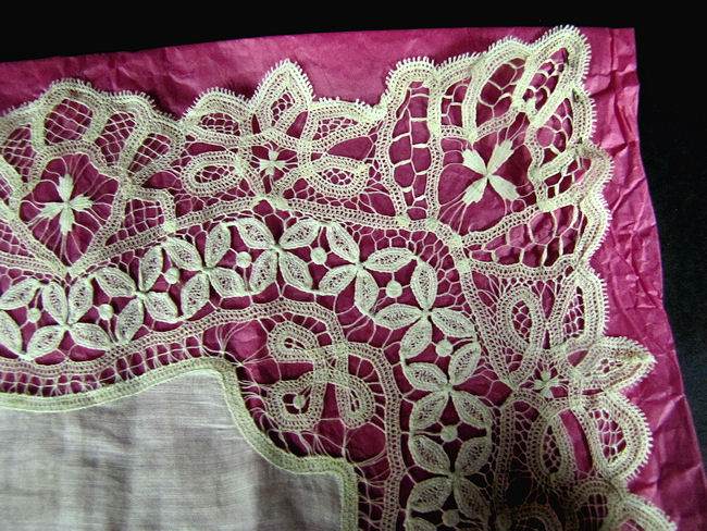 close up 2 vintage antique wedding brides hanky handmade bobbin lace