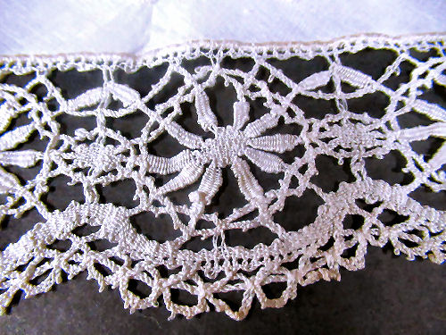 vintage  antique handmade figural lace table runner dresser scarf