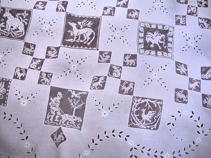 close-up 2 vintage  antique handmade figural lace tablecloth